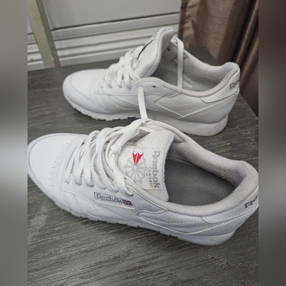 Reebok Classic White Sneakers. Size 9.5 Shoes. Casual - Picture 2 of 6